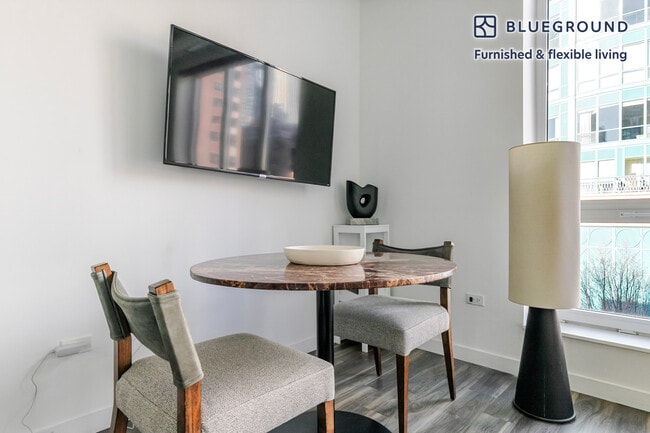 Photo - 61 W Erie St Unidad FL4-ID1406