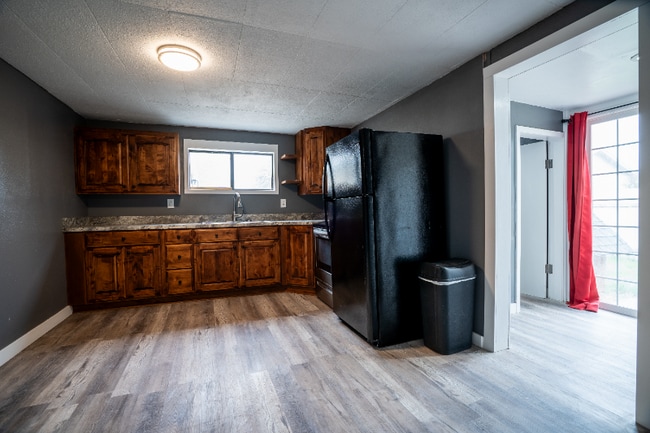 Photo - 41 Riverside Rd S