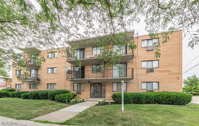 Photo - 17901 Lakeshore Blvd Apartment