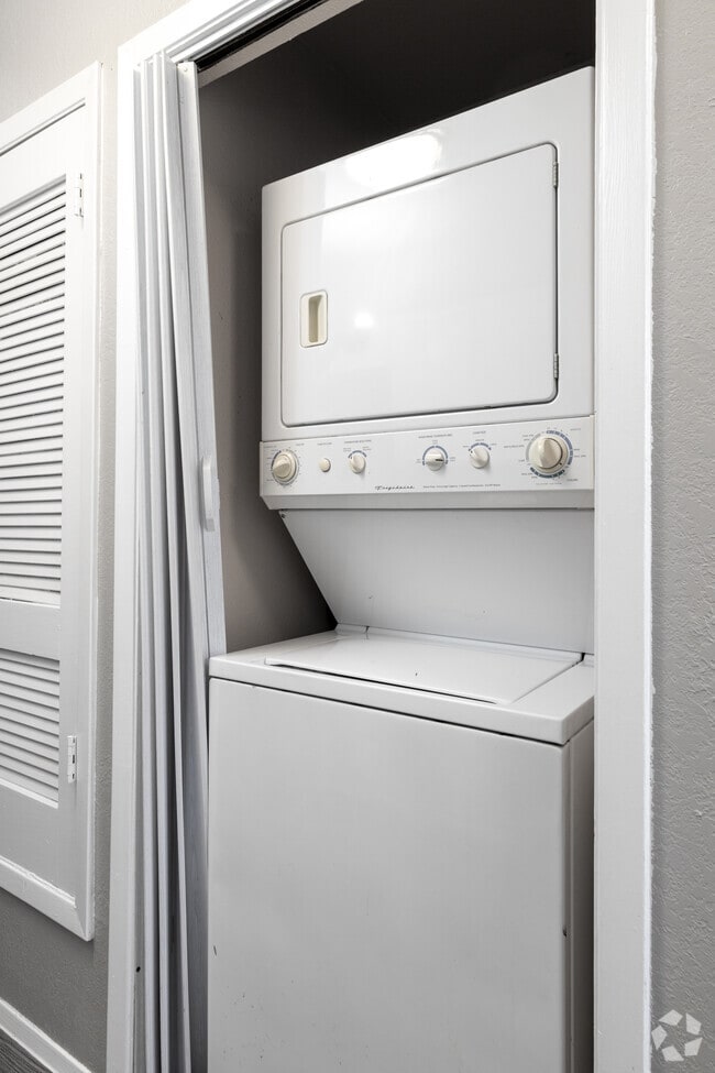 2BR, 1BA - 1,035SF - Laundry