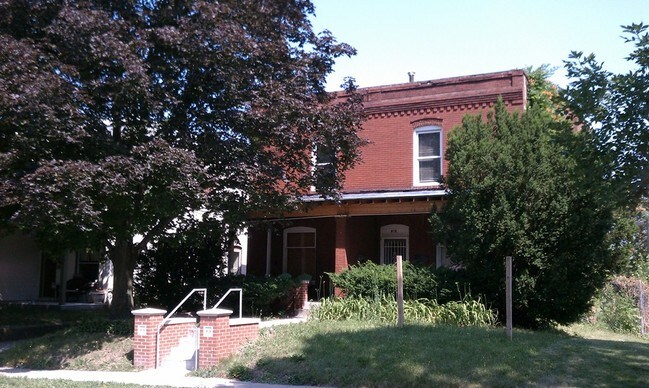 816 Unit is on the left side - 816 Des Moines St Casa Adosada