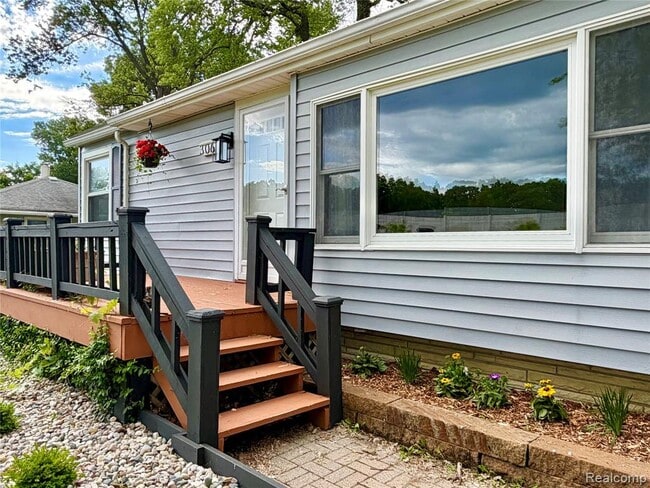 Photo - 306 Michelson Rd