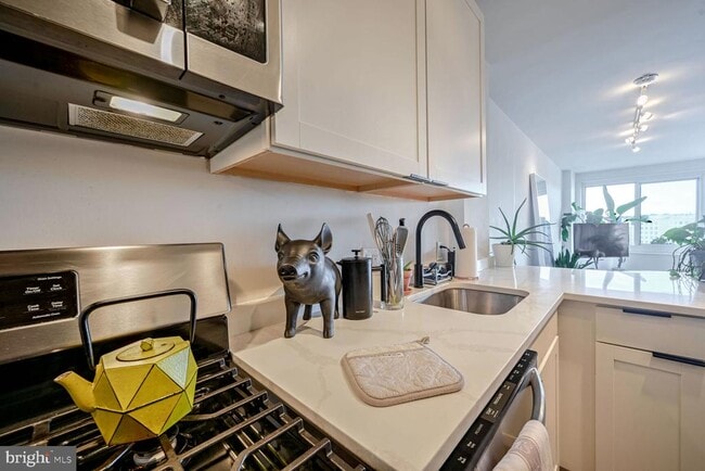 Photo - 1330 New Hampshire Ave NW Unit 822