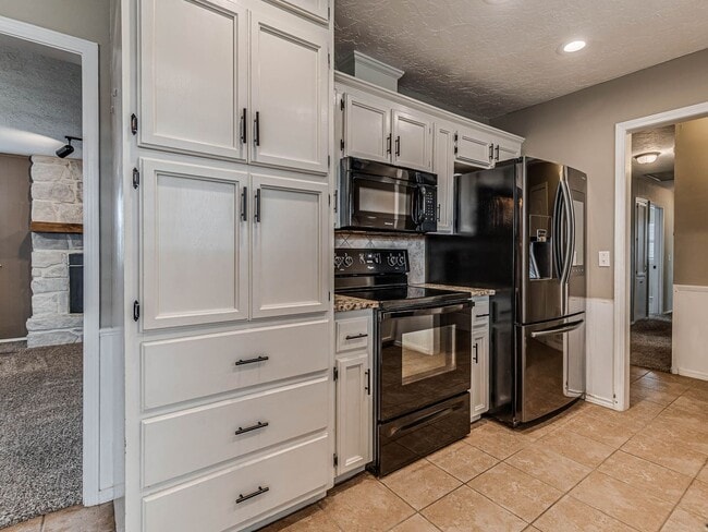 Photo - Beautiful 3 bedroom home in the heart of Coweta!