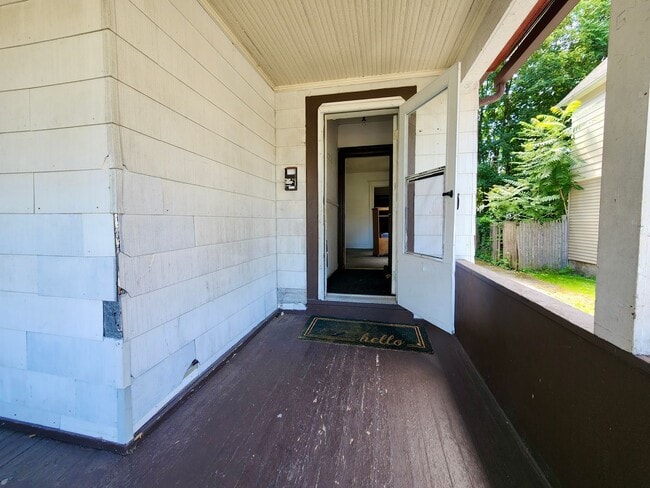 Photo - 5 Bedroom 2 Full Bath Houses | Front Porch | Back Yard | Off Street Parking | in-Unit Laundry