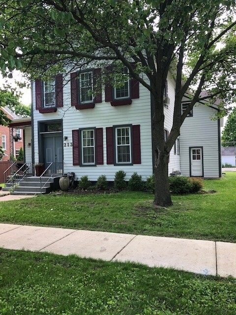 Front of building - 213 N Brainard St Unit 2R