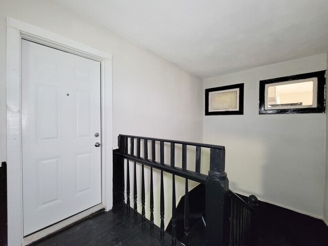 Building Photo - 711 Ave A Unit 3