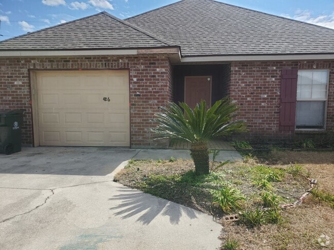 Building Photo - Gorgeous 3 bedroom 2 bathroom brick home