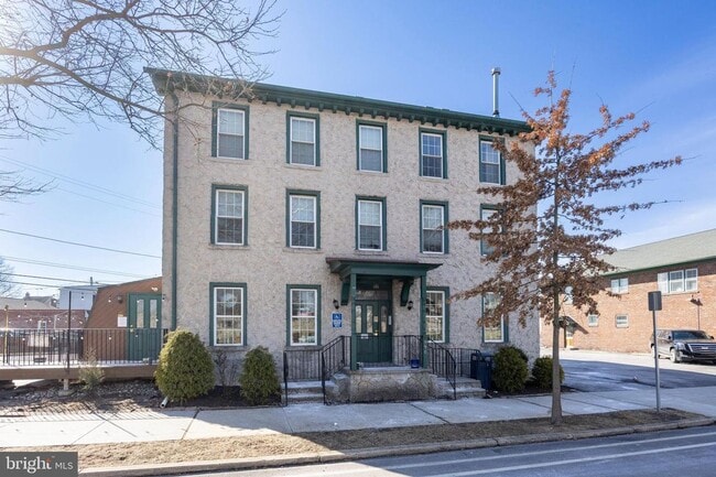 Building Photo - 990 E High St Unit 990 East High St Rental