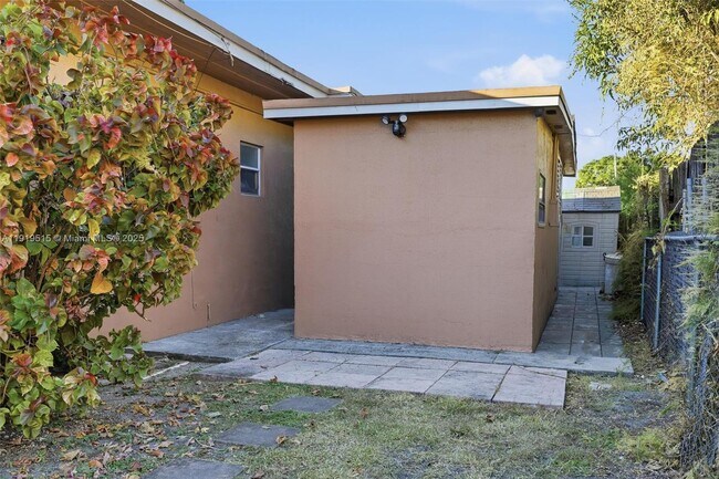 Building Photo - 2445 SW 18th St Unit 5