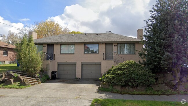 Building Photo - Large 2Bedroom 1Bathroom Duplex w/ Attache... Unit 1546 Rental