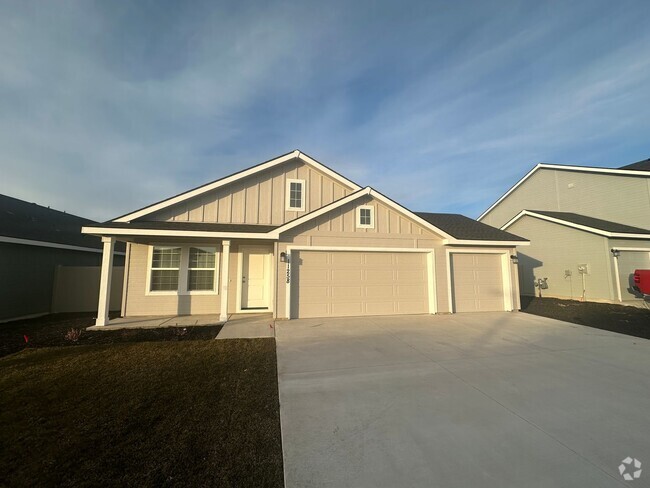 Building Photo - 3bed, 2bath, 1,474Sq.ft. 3-car garage home...