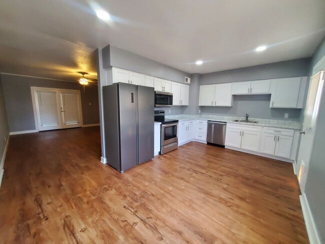 Photo - Town & Country Apartments