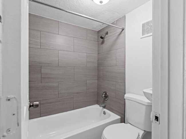 Photo - Colonial Drive Apartments