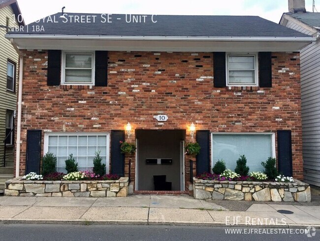 Building Photo - Cozy One Level Historic District Apartment Unit C