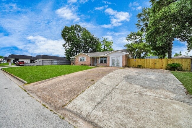 811 Hillcrest Dr
