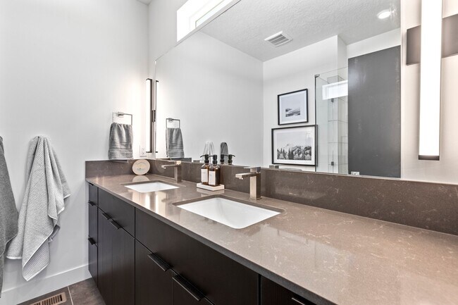 Photo - 765 N 400 W