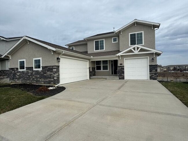 Photo - Luxury 5BR 4 BA Home w/ Pool and Clubhouse Access in GREAT location!