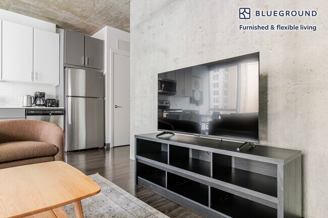 Photo - 215 W Lake St Unidad FL17-ID1330