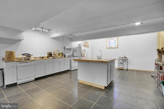 Building Photo - 2512 E Lehigh Ave Unit LL Rental