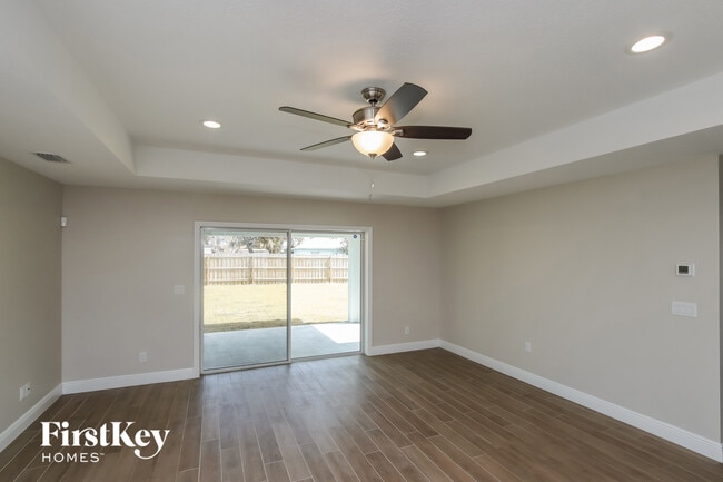 Photo - 249 Bordeaux Ave NE