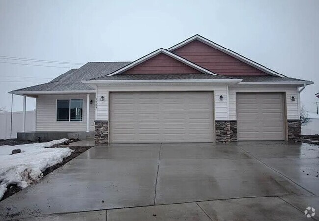 Building Photo - For Rent – Beautiful 3 Bed, 2 Bath Home wi...