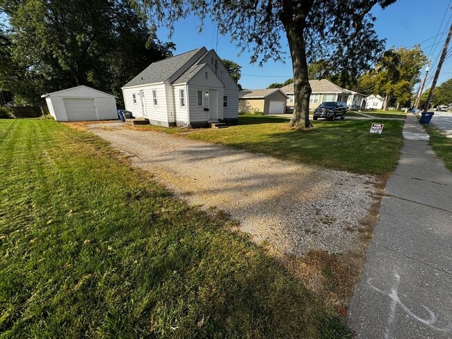 Building Photo - Great Location smaller 2 bedroom house wit...