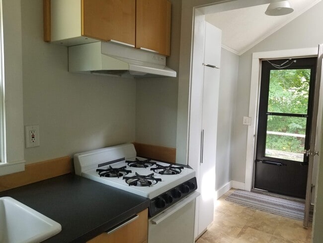 Photo - 980 Careswell St