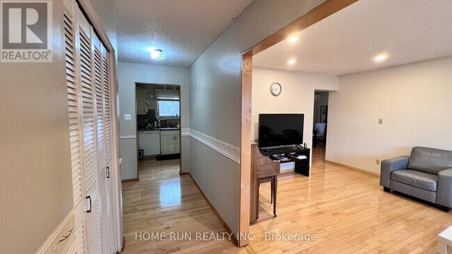 Photo - 960 Cahill Dr W