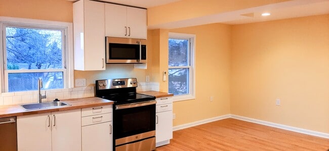 Kitchen/dining area - 3707 Lawrence Ave Unit Cottage