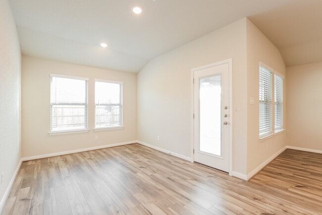 Photo - 1239 William Crst