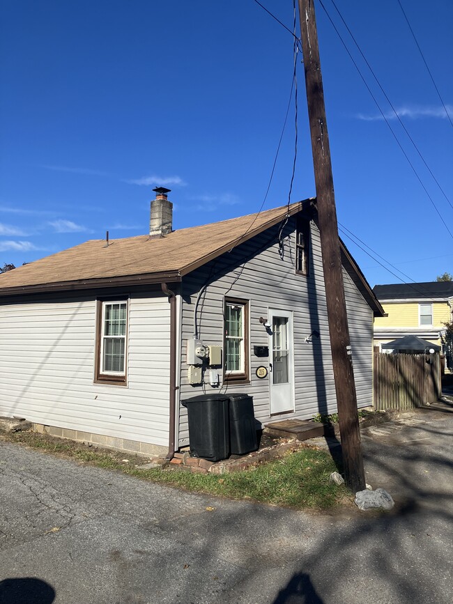 Building Photo - 215 N Railroad Ave