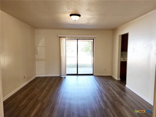Photo - 2303 Daisy Dr