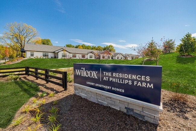 002_ResidencePhilipFarm_ExAm_XS - The Residences at Phillips Farm