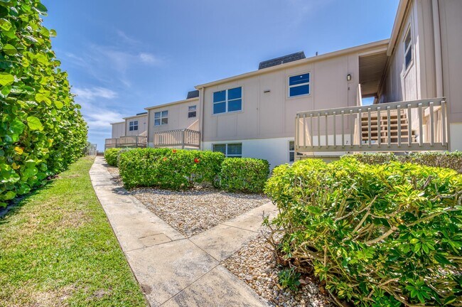 Photo - 1501 NE Ocean Blvd Unidad 8