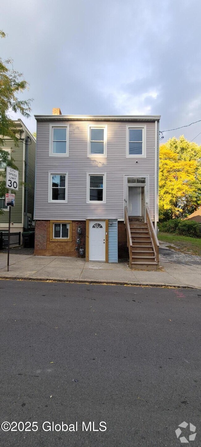 Building Photo - 69 2nd St Unit 3 Rental