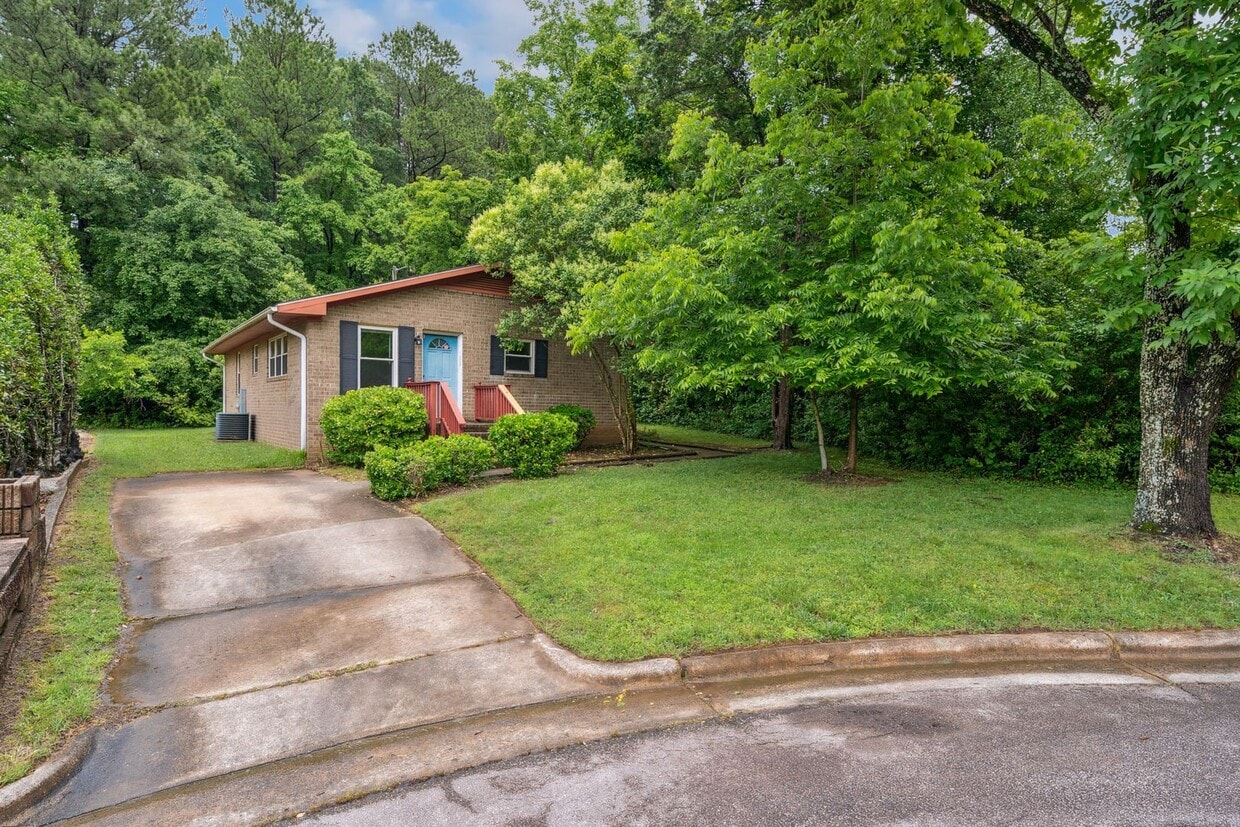 Now Available – Charming 3BR/2BA Home Near... - Now Available – Charming 3BR/2BA Home Near...