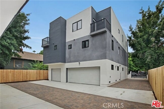Building Photo - 1957 Vista Del Mar Ave Rental