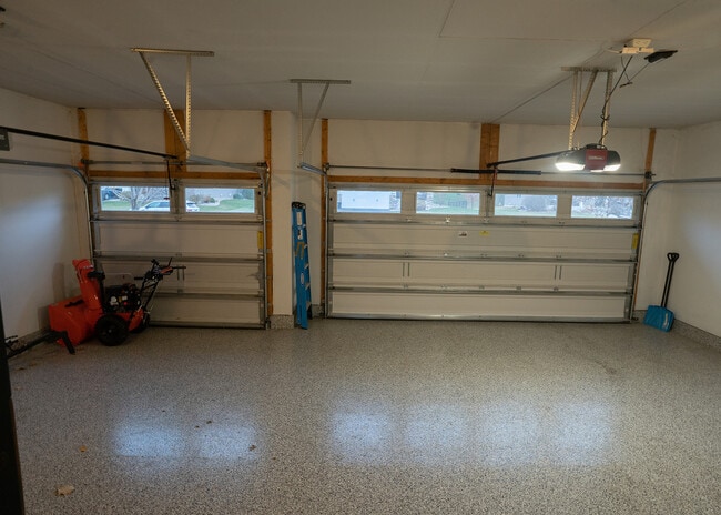 Building Photo - 8481 Portage Ln E