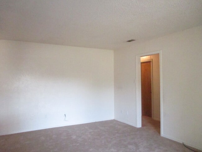 Photo - Cozy 3 Bed 2 Bath Duplex Located In Cul-De...