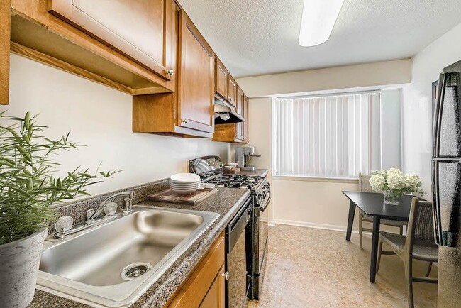 Building Photo - Cavalier Club