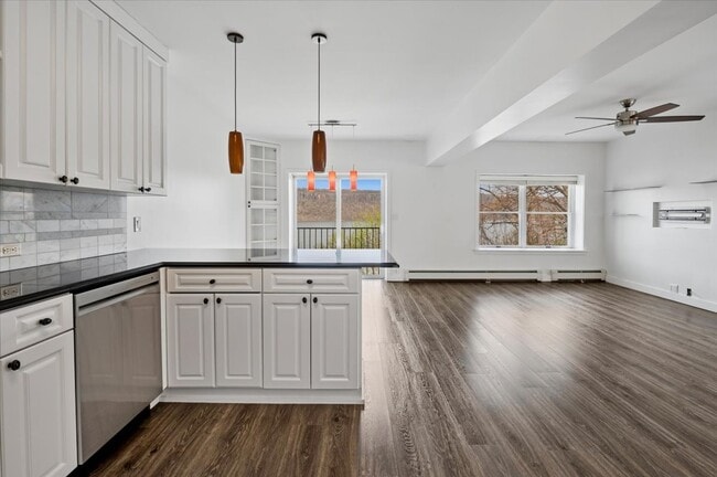 Photo - 727 Warburton Ave