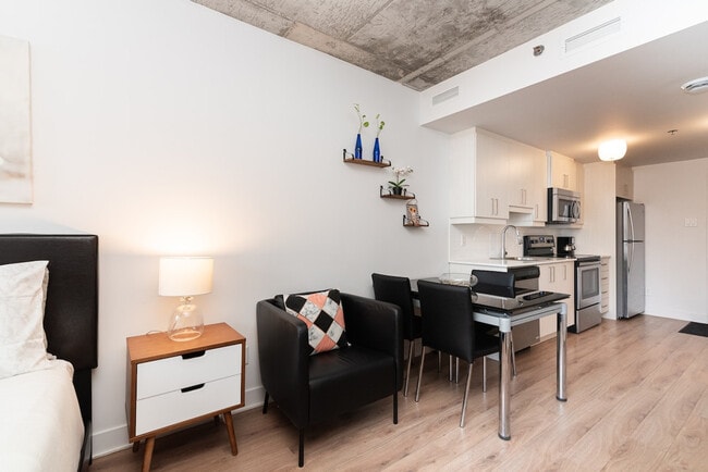 Building Photo - 1227 Av. de l'Hôtel-de-Ville