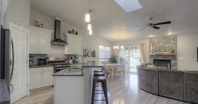 Photo - 3 Bedroom with 3 Car Garage - Eagle, Idaho