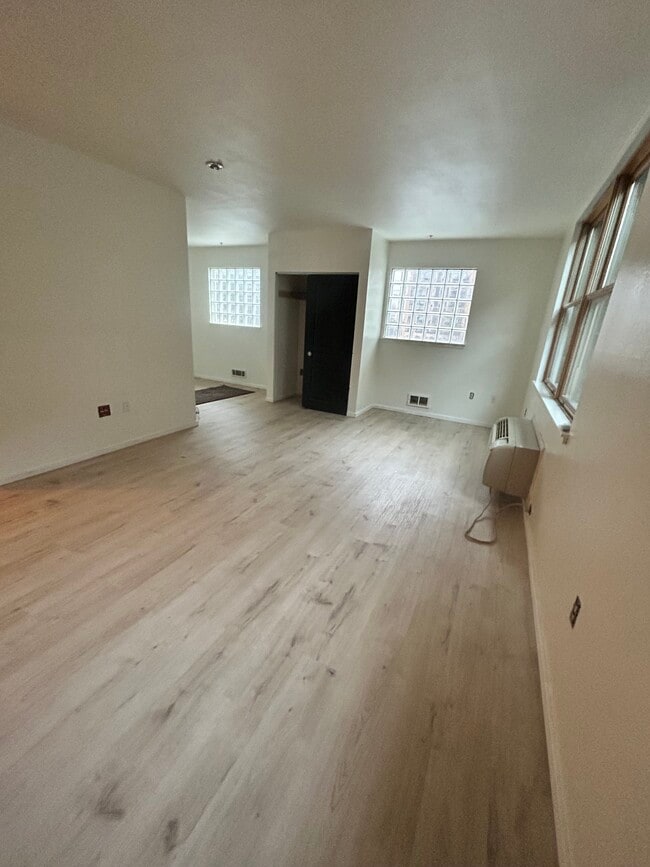 Building Photo - 1134 SW Jefferson St Unit 206