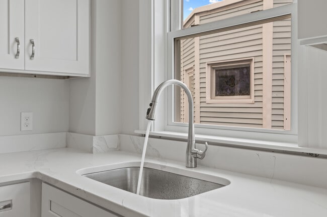Photo - 16 Leslie St Unit 2