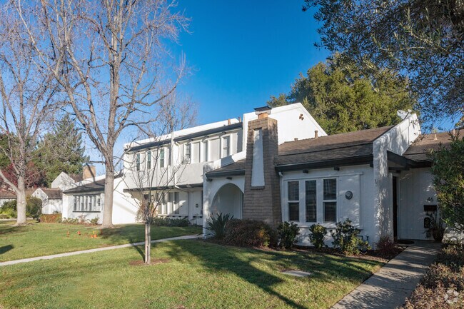 Building - Villa De Los Gatos