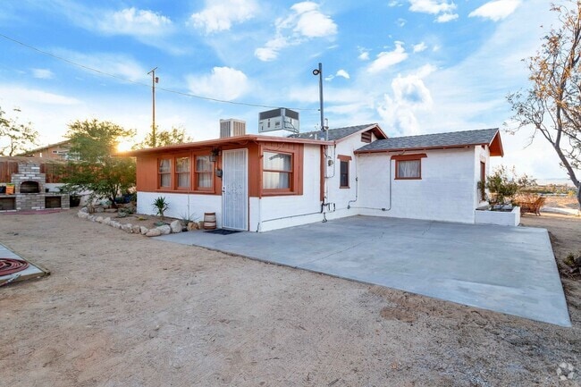 Building Photo - 2 Bedroom 1 Bath - Furnished Hilltop Home ...
