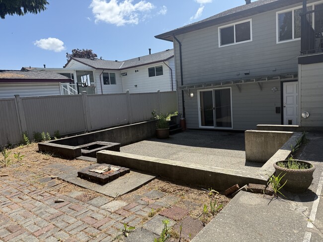 Photo - 11825-11891 91 Ave