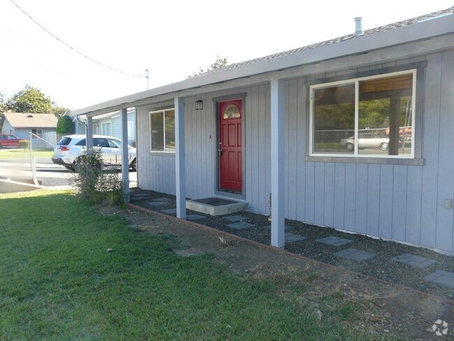 Building Photo - Remodeled 2 Bedroom 1 Bathroom Home in San...